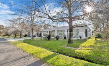 Casa en venta en Altos de Pilar. 10 ambientes. Lote 3100 m2