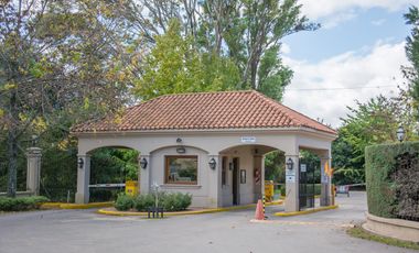 Casa en venta en Altos de Pilar. 10 ambientes. Lote 3100 m2