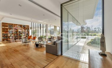 Casa en venta en Altos de Pilar. 10 ambientes. Lote 3100 m2