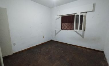 Casa en PH al frente de 3 ambientes con Patio