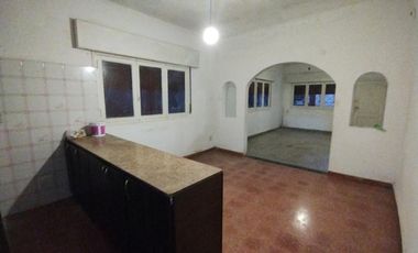 Casa en PH al frente de 3 ambientes con Patio