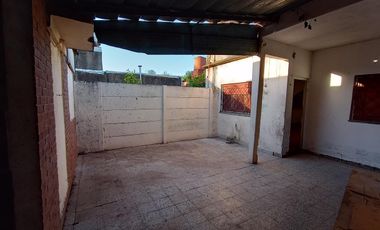 Casa en PH al frente de 3 ambientes con Patio