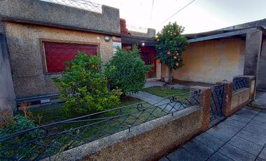 Casa en PH al frente de 3 ambientes con Patio