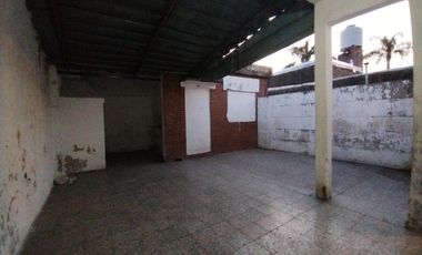Casa en PH al frente de 3 ambientes con Patio