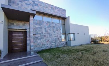 Casa en venta de 3 dormitorios c/ cochera en San Rafael