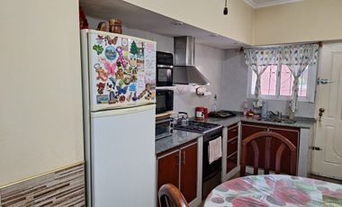 CASA VENTA 4 AMBIENTES Y DEPARTAMENTO BURZACO