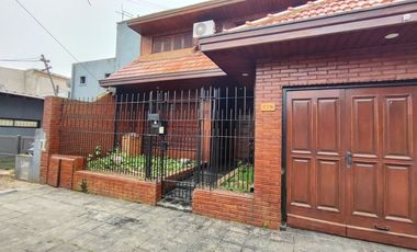VENTA CASA GERLI GARAGE QUINCHO Y PILETA ,PERMUTA