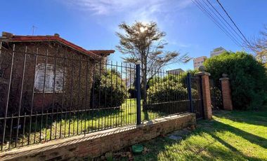 VENTA CASA A RECICLAR 4 AMBIENTES + LOTE MIRAMAR