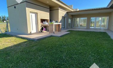 ALQUILER CASA NIVEL GERENCIAL Bº COSTA NOGAL. NEUQUEN