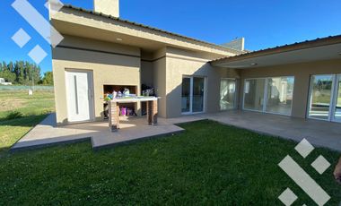 ALQUILER CASA NIVEL GERENCIAL Bº COSTA NOGAL. NEUQUEN