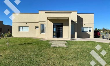 ALQUILER CASA NIVEL GERENCIAL Bº COSTA NOGAL. NEUQUEN