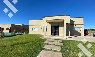 ALQUILER CASA NIVEL GERENCIAL Bº COSTA NOGAL. NEUQUEN