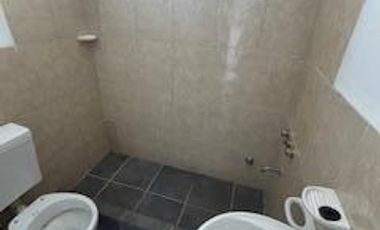 Departamento en  segundo piso con un dormitorio con balcón a la calle, baño, cocina comedor. No se aceptan mascotas.-