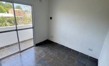Departamento en  segundo piso con un dormitorio con balcón a la calle, baño, cocina comedor. No se aceptan mascotas.-