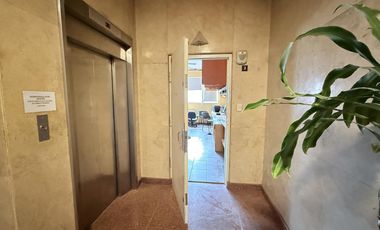 Venta Oficina Amoblada con Kitchenette y Baño Exclusivo. Centro
