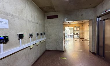 Venta Oficina Amoblada con Kitchenette y Baño Exclusivo. Centro