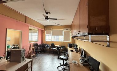 Venta Oficina Amoblada con Kitchenette y Baño Exclusivo. Centro