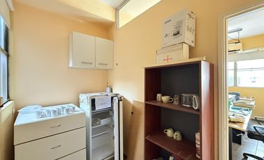 Venta Oficina Amoblada con Kitchenette y Baño Exclusivo. Centro
