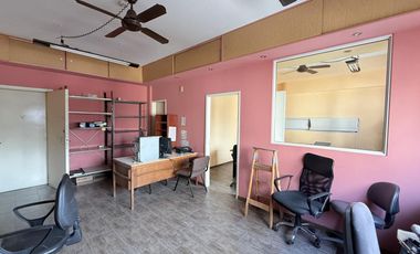 Venta Oficina Amoblada con Kitchenette y Baño Exclusivo. Centro