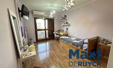 Triplex 4 ambientes, a pasos Amoedo y Andres Baranda