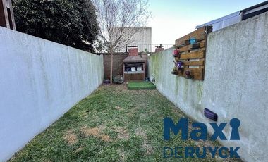 Triplex 4 ambientes, a pasos Amoedo y Andres Baranda