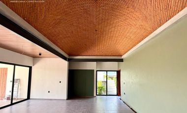 Casa en Venta 1 Planta en Coto Privado Altozano Colima Vista al Campo de Golf