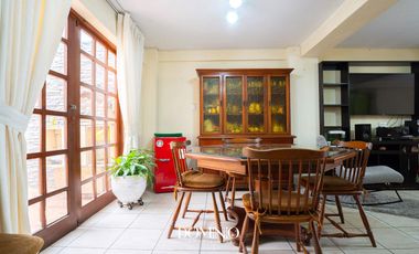 Casa en  zona comercial