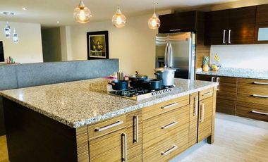 Moderna casa a la venta en Lomas Anáhuac.