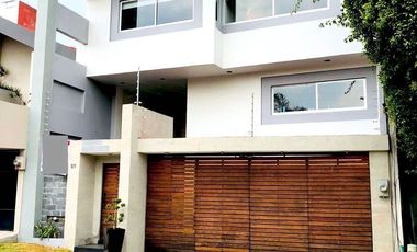 Moderna casa a la venta en Lomas Anáhuac.