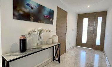 Moderna casa a la venta en Lomas Anáhuac.