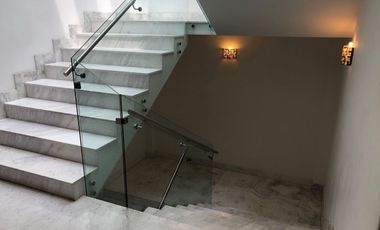 Moderna casa a la venta en Lomas Anáhuac.