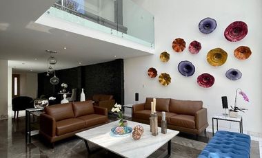 Moderna casa a la venta en Lomas Anáhuac.