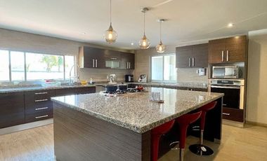 Moderna casa a la venta en Lomas Anáhuac.