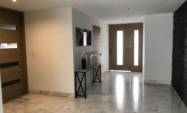 Moderna casa a la venta en Lomas Anáhuac.