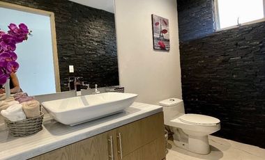 Moderna casa a la venta en Lomas Anáhuac.