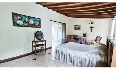 Vendo amplia casa de descanso en Copacabana en unidad cerrada