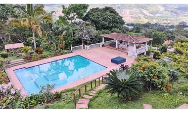 Vendo amplia casa de descanso en Copacabana en unidad cerrada