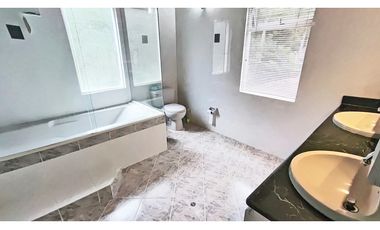 Vendo amplia casa de descanso en Copacabana en unidad cerrada