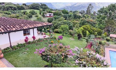 Vendo amplia casa de descanso en Copacabana en unidad cerrada
