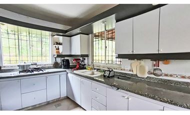 Vendo amplia casa de descanso en Copacabana en unidad cerrada