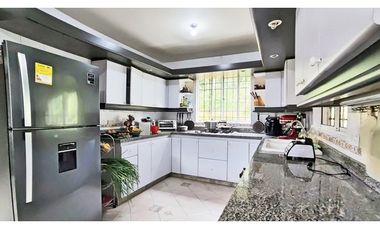 Vendo amplia casa de descanso en Copacabana en unidad cerrada