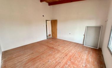 VENTA Casa con patio verde y 2 dormitorios