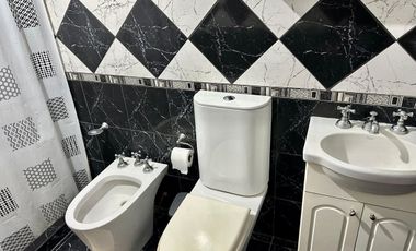 VENTA Casa con patio verde y 2 dormitorios