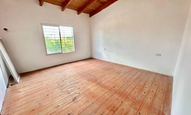 VENTA Casa con patio verde y 2 dormitorios