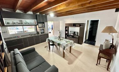 VENTA Casa con patio verde y 2 dormitorios