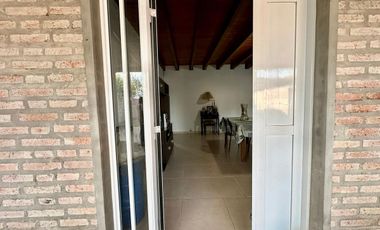 VENTA Casa con patio verde y 2 dormitorios