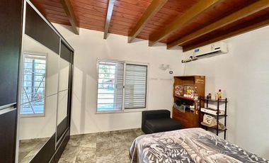 VENTA Casa con patio verde y 2 dormitorios
