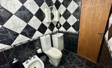VENTA Casa con patio verde y 2 dormitorios
