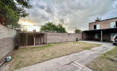 VENTA Casa con patio verde y 2 dormitorios