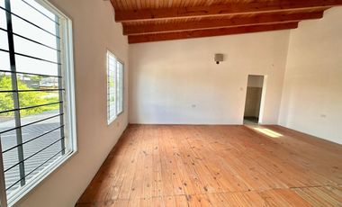 VENTA Casa con patio verde y 2 dormitorios
